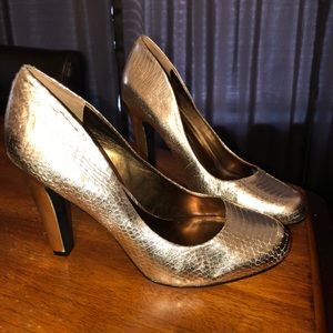 Jessica Simpson Gold snakeskin pumps